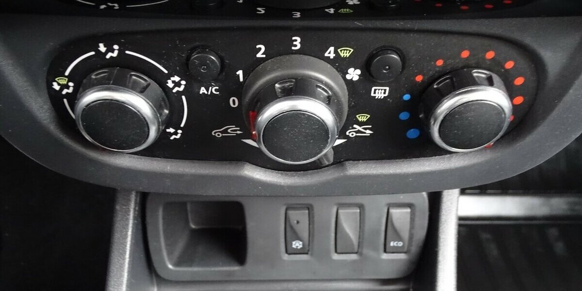 Dacia Duster 1,2l Black Shadow 4x2 Klima, Einparkhilfe h 119.200 km 6.490 &euro; Rodgau 63110