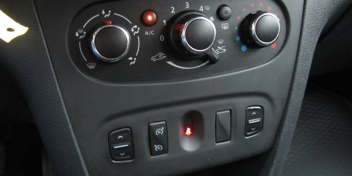 Dacia Sandero Laureate Klimaanlage+ Insp.+ TÜV 09.2027 389.885 km 2.845 &euro; Schwalbach/Taunus 65824